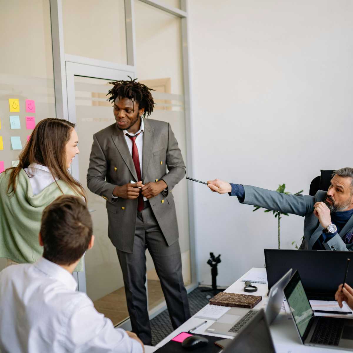 Een brainstorm in een vergaderzaal van Lamson Security Systems